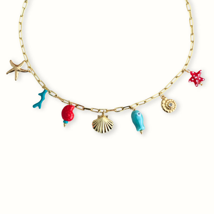 Collar Naida con concha dorada y dijes marinos