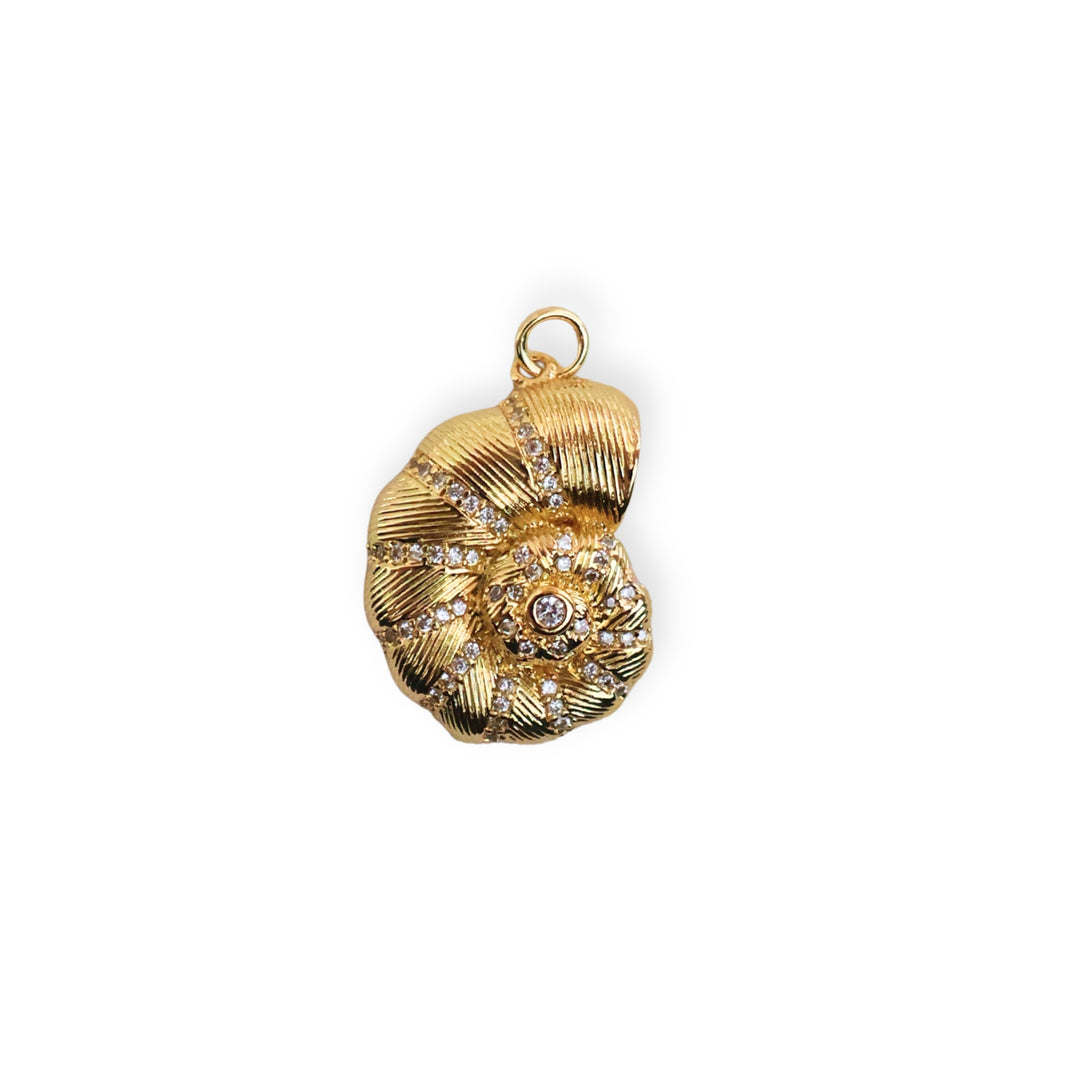 Dije en forma de caracol de chapa de oro con zirconias decorativas alrededor