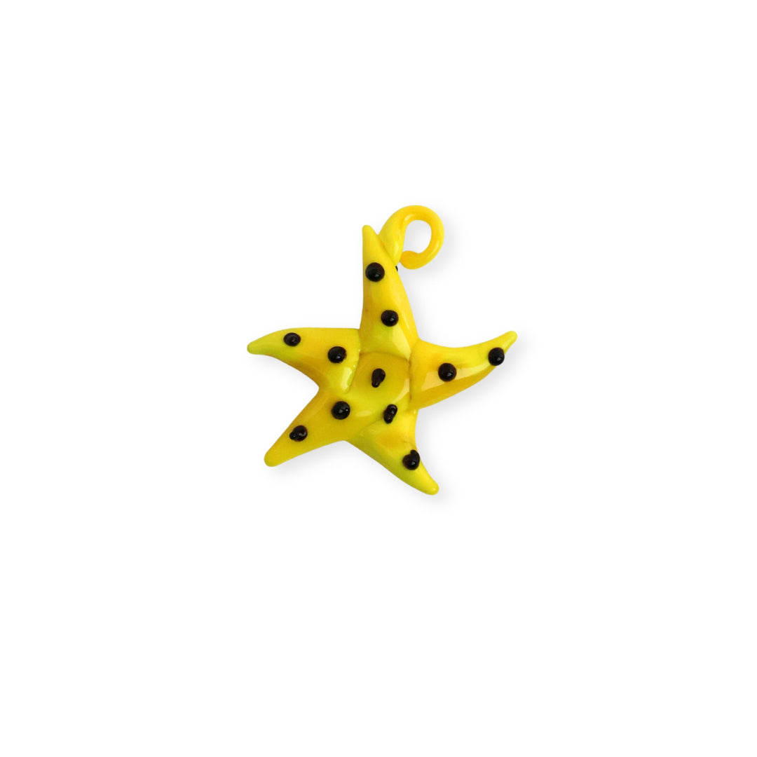 Dije artesanal de murano amarillo en forma de estrella de mar con puntos negros