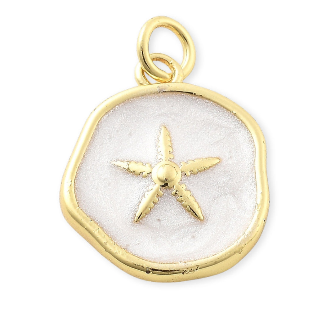 Dije circular blanco con estrella de mar dorada al centro