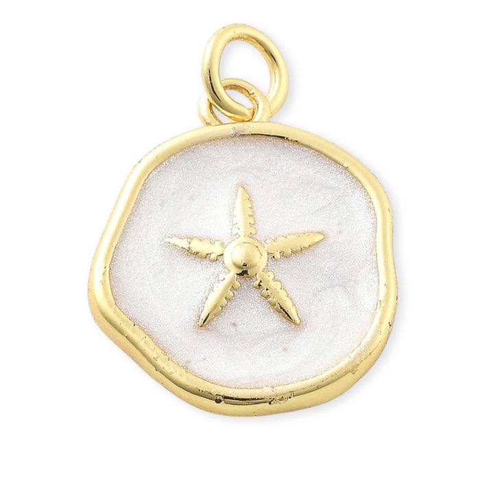 Dije circular blanco con estrella de mar dorada al centro