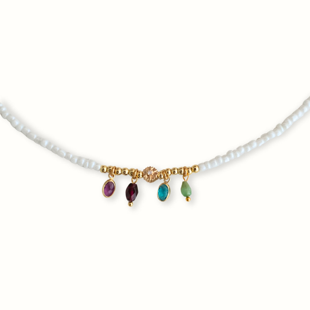 Collar Lunaria con chaquira y cuatro dijes de cristal al centro
