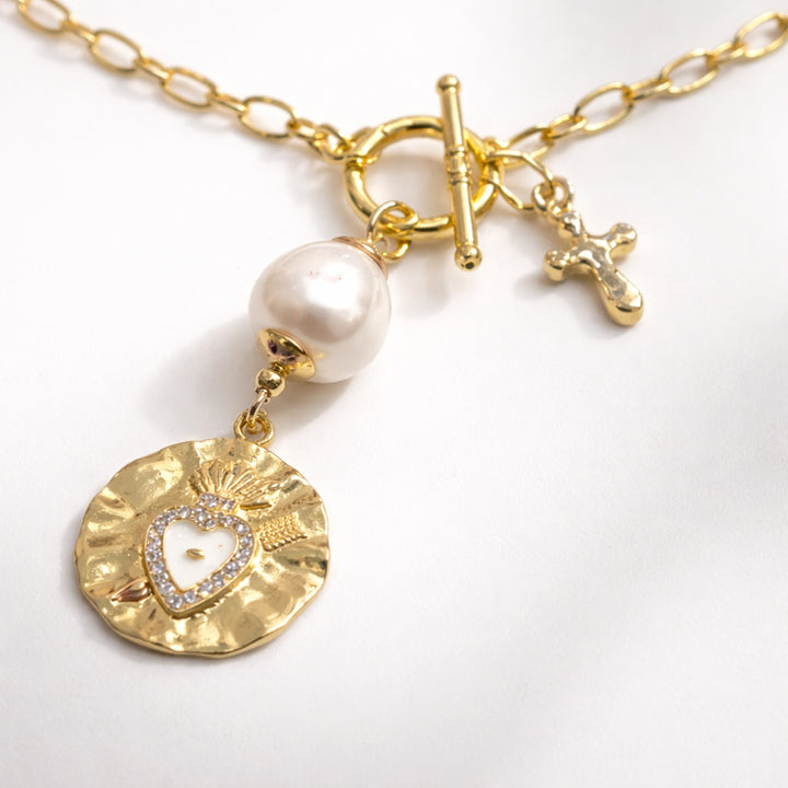 Collar religioso de chapa de oro con perla de río, Sagrado Corazón y cruz