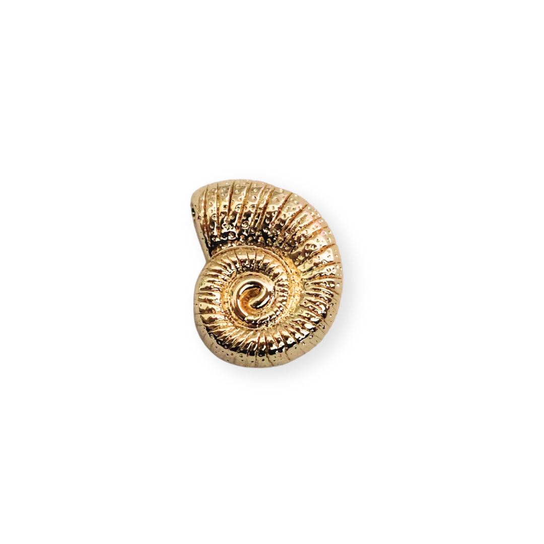 Dije caracol dorado de chapa de oro con diseño marino