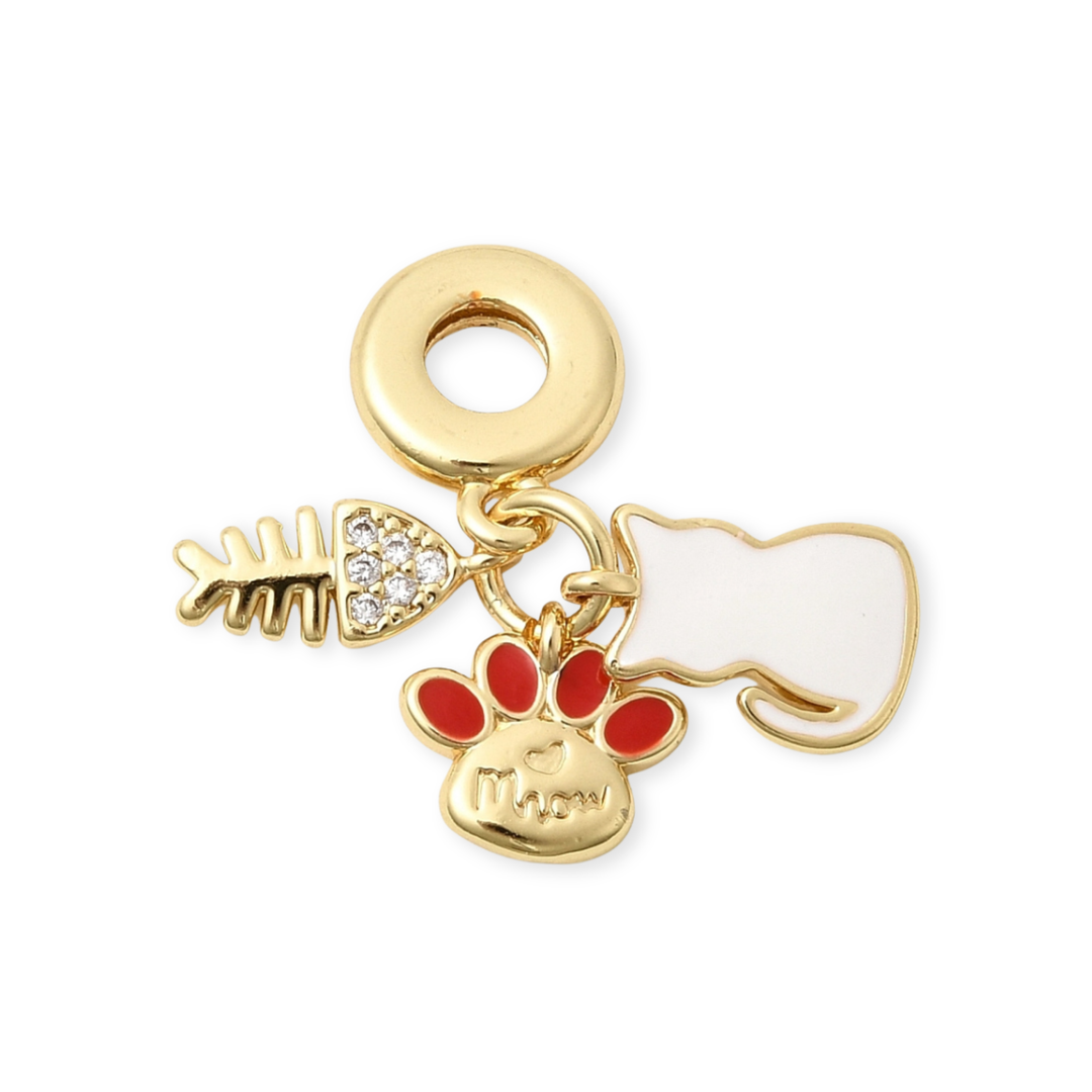 Dije multicharm de gato, huella y pez de chapa de oro con zirconia y esmalte