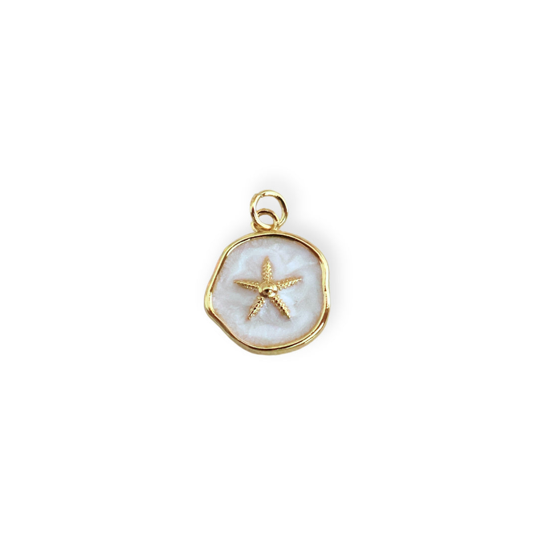 Dije circular blanco con estrella de mar dorada al centro