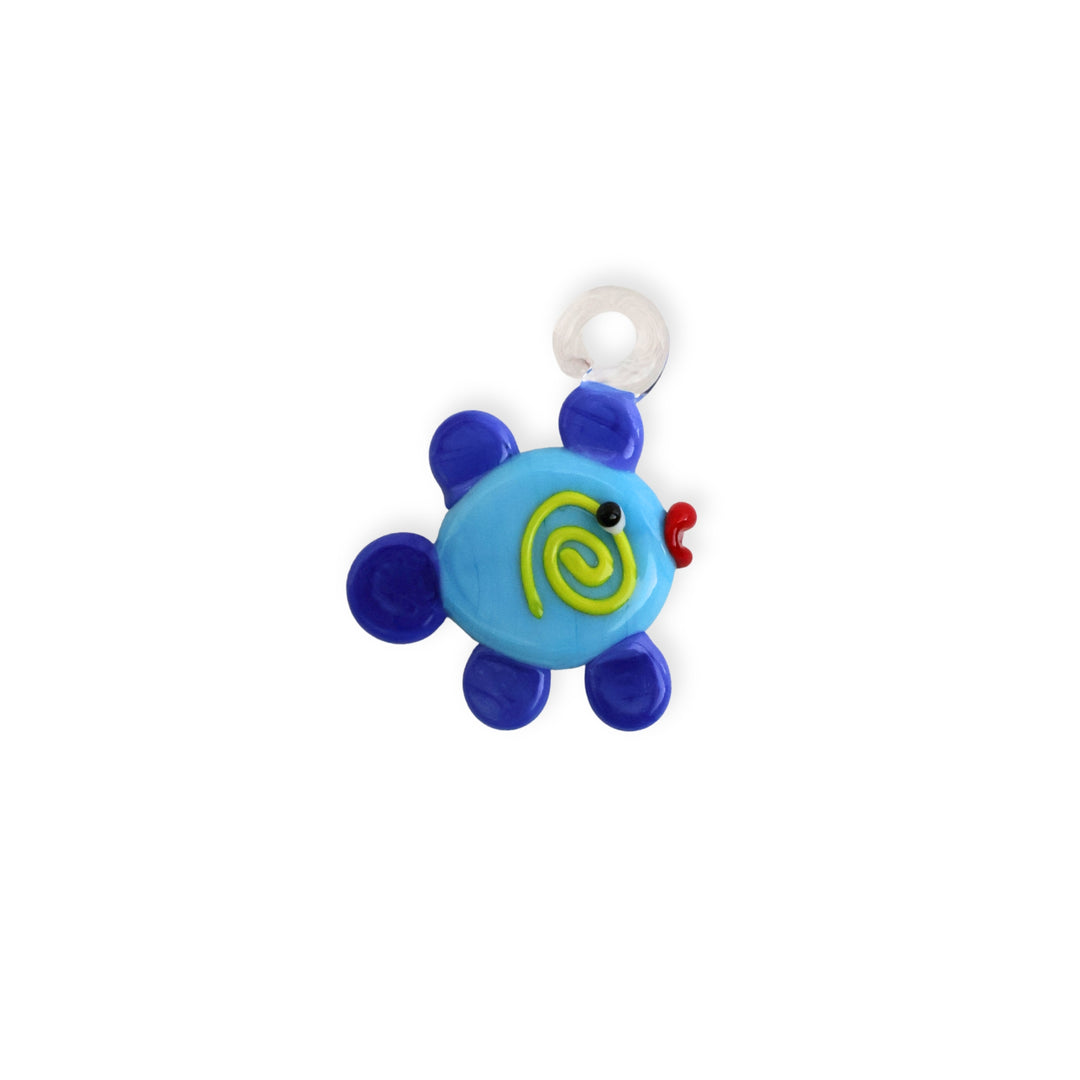 Dije de murano en forma de pez azul oscuro y claro con espiral amarillo al centro