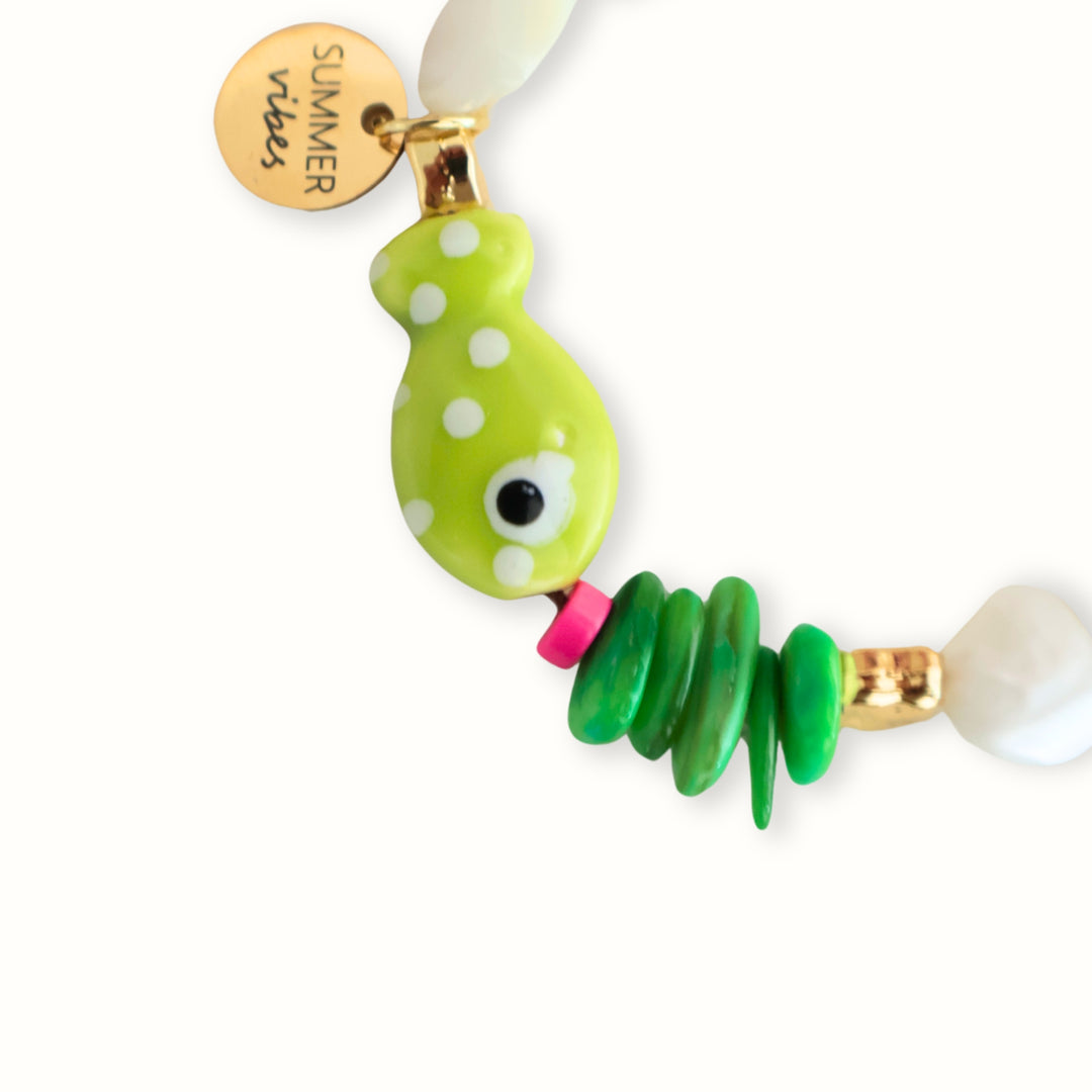 Brazalete Lyria con hilo café, madreperla verde y dije de pez verde lima