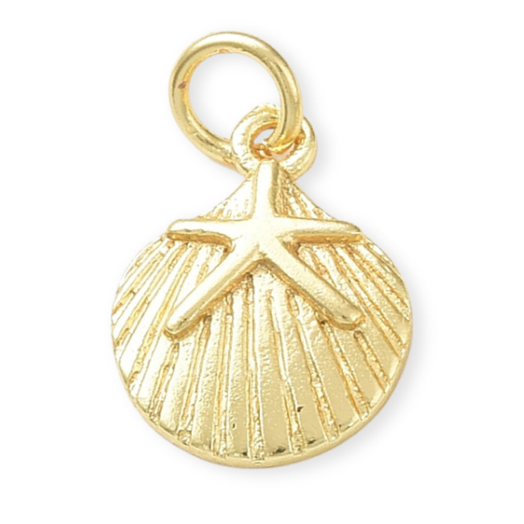 Dije concha dorada con detalle de estrella de mar sobre fondo blanco