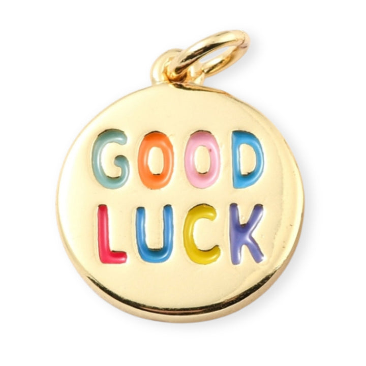 Dije circular dorado con grabado “Good Luck” y esmaltado en colores vivos