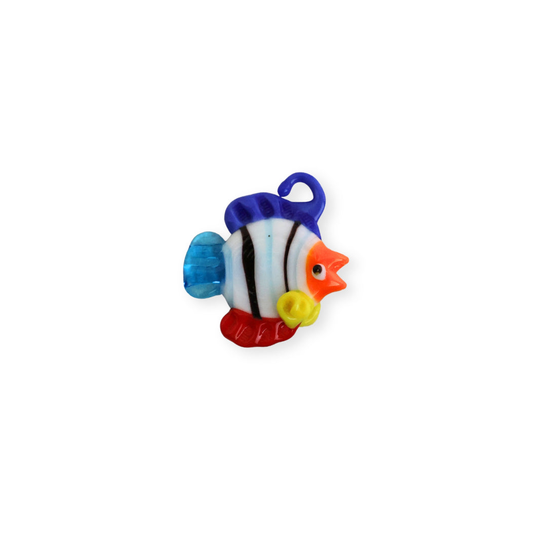 Dije de murano en forma de pez, colores blanco, azul oscuro, rojo, naranja y amarillo