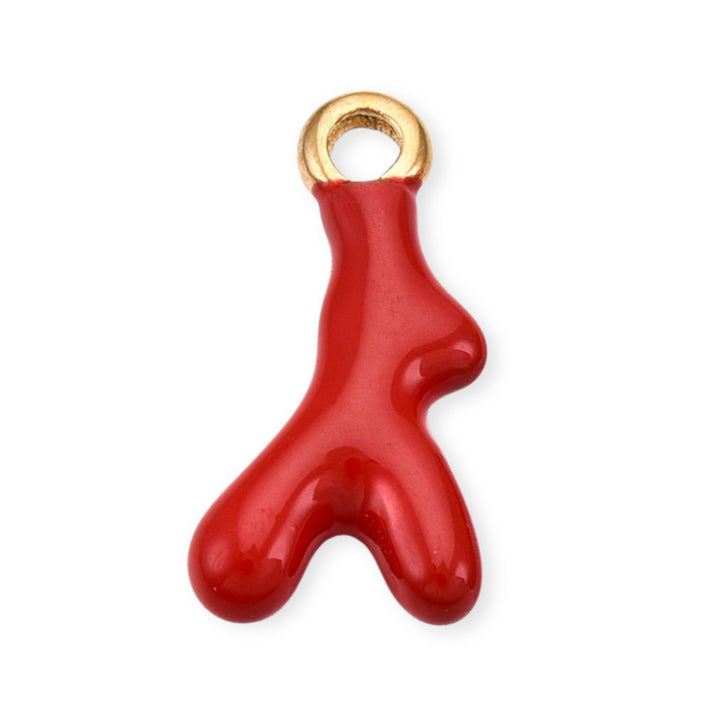 Dije coral dorado esmaltado sobre fondo blanco