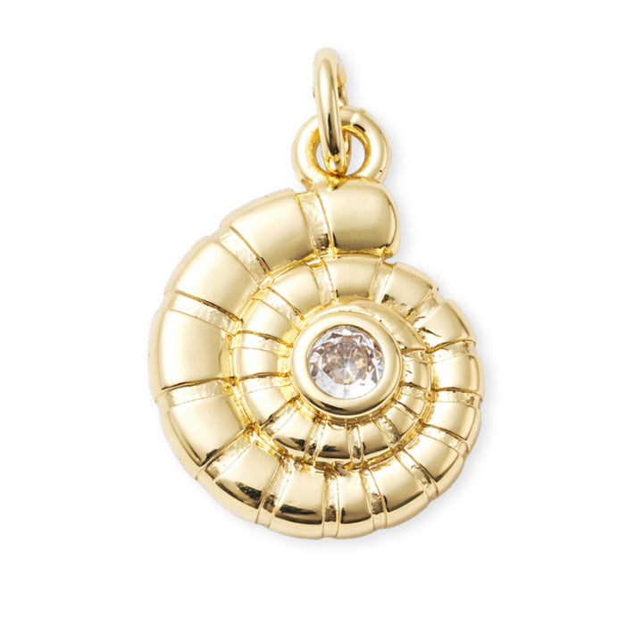 Dije de caracol en chapa de oro con zirconia al centro sobre fondo blanco