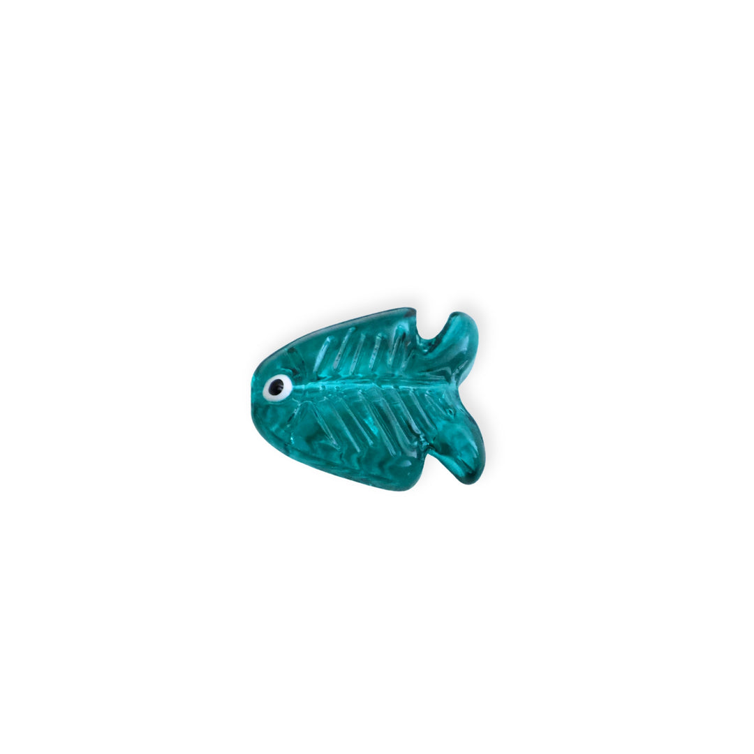 Conector de vidrio en forma de pescado color teal sobre fondo blanco