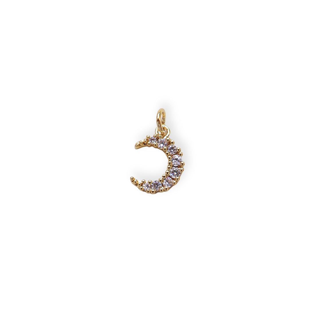 Dije dorado en forma de luna con zirconia.