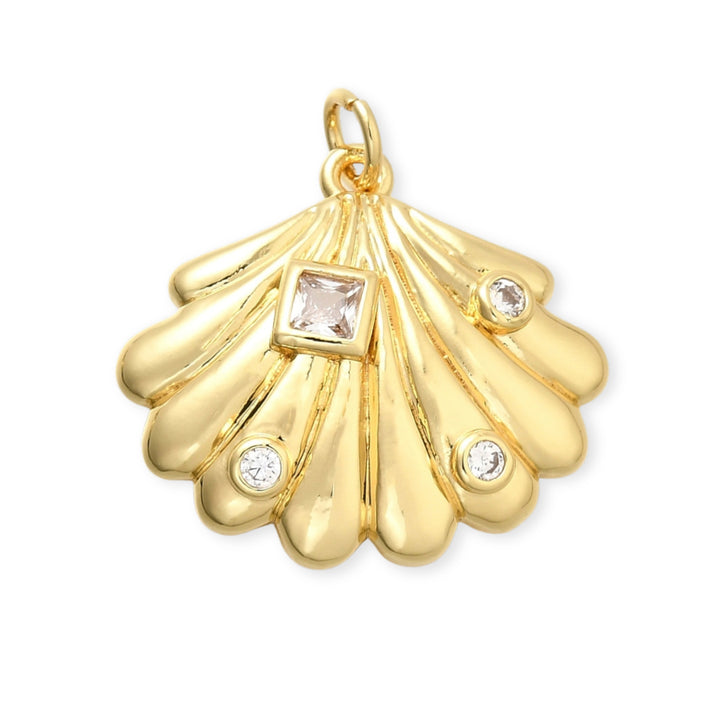 Dije en forma de concha de chapa de oro con zirconias brillantes decorativas