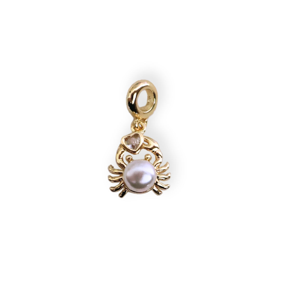 Dije cangrejo en chapa de oro con perla sintética y zirconia brillante