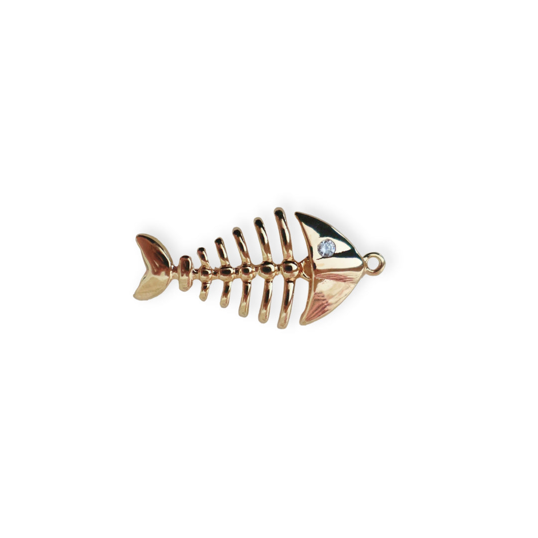 Dije de pescado de chapa de oro con zirconia y cuerpo articulado sobre fondo blanco