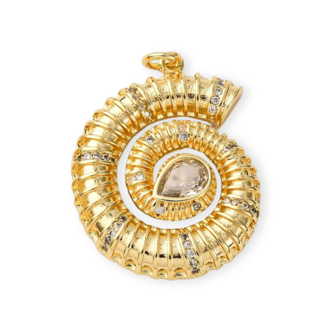 Dije de caracol de chapa de oro con zirconia