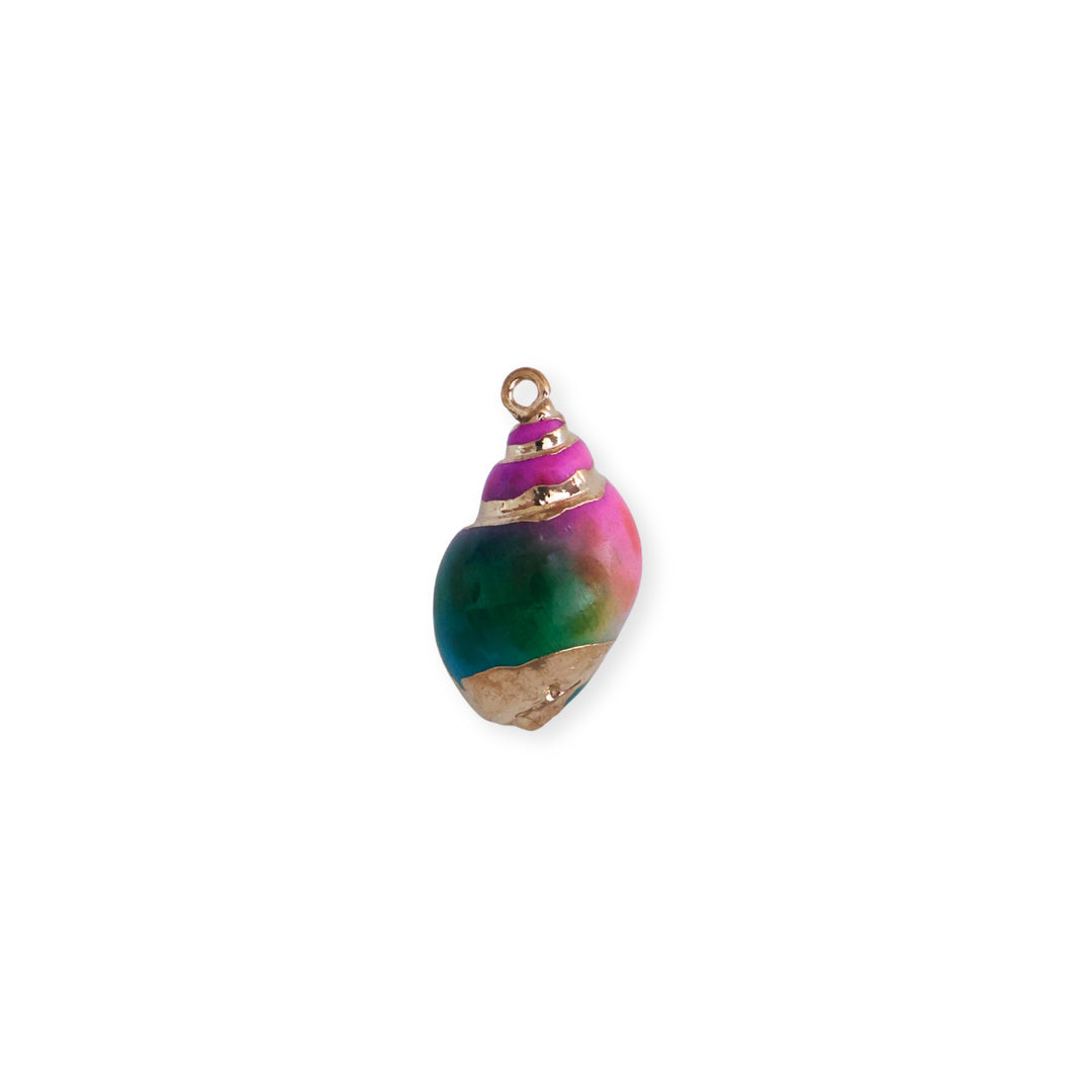 Dije en forma de caracol elaborado con concha natural dorada

