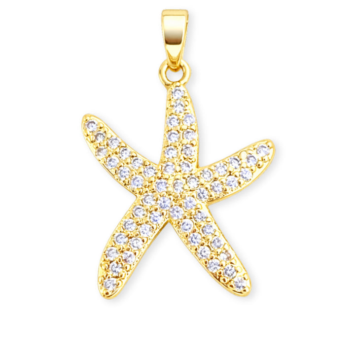 Dije de estrella de mar en chapa de oro con zirconias sobre fondo blanco