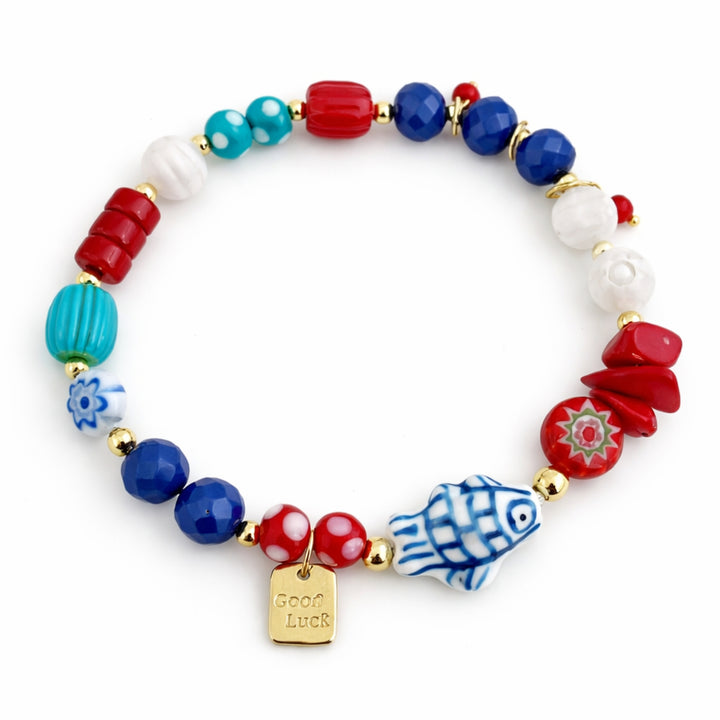 Brazalete marino con pez de cerámica, coral, cristal y dije Good Luck de chapa de oro
