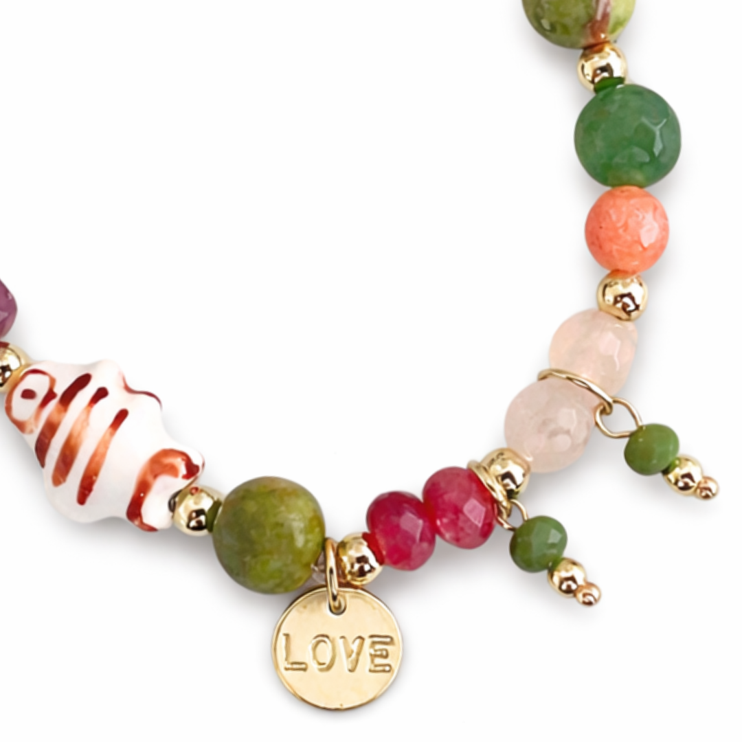 Brazalete marino con pez de cerámica, jade, perla cultivada y dije Love de chapa de oro