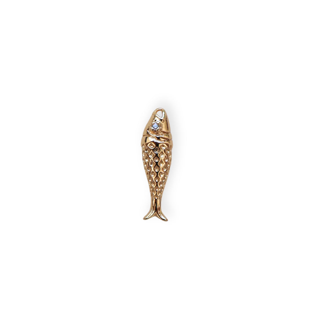 Dije en forma de pez dorado en chapa de oro con zirconia en el ojo