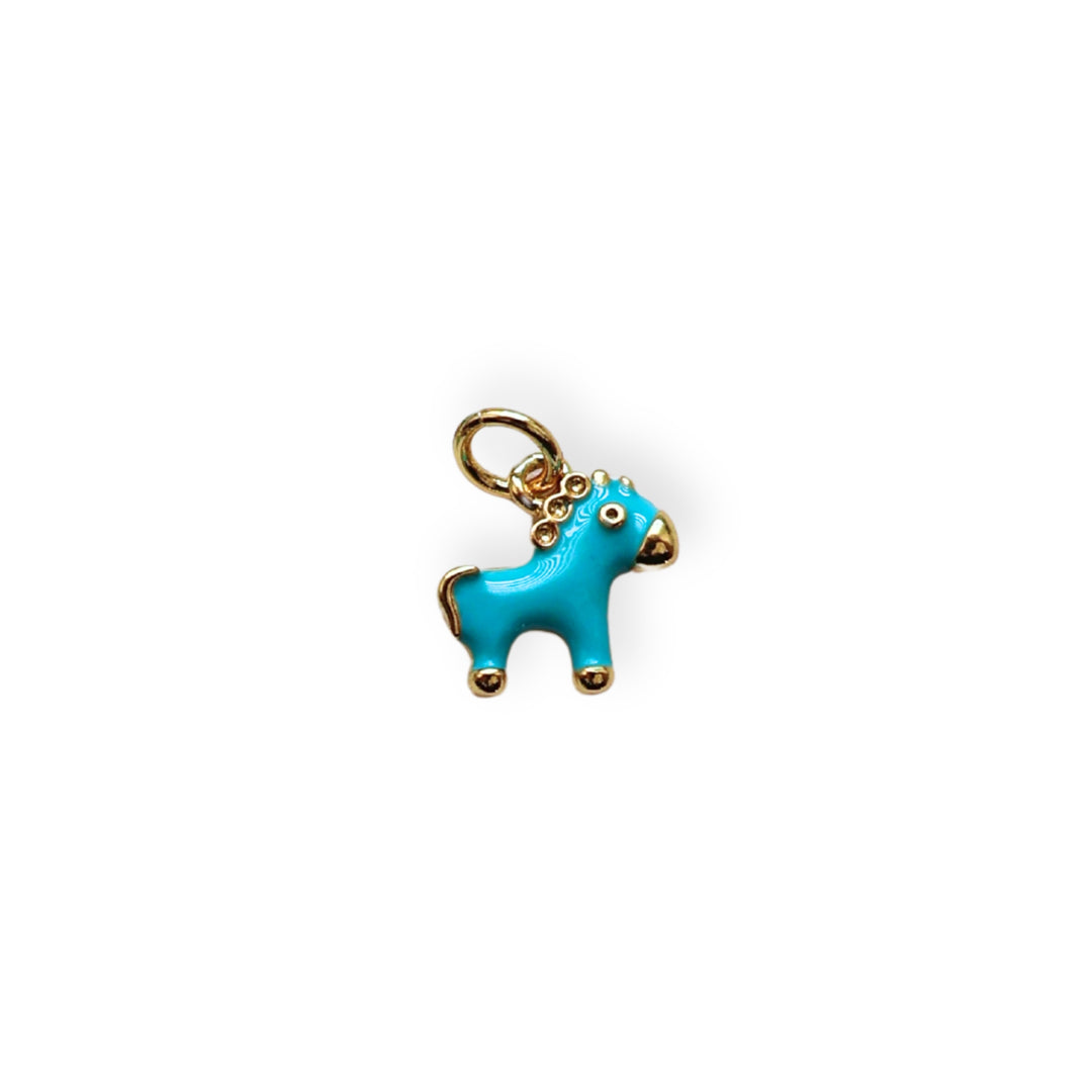 Dije caballo dorado esmaltado en colores sobre fondo blanco