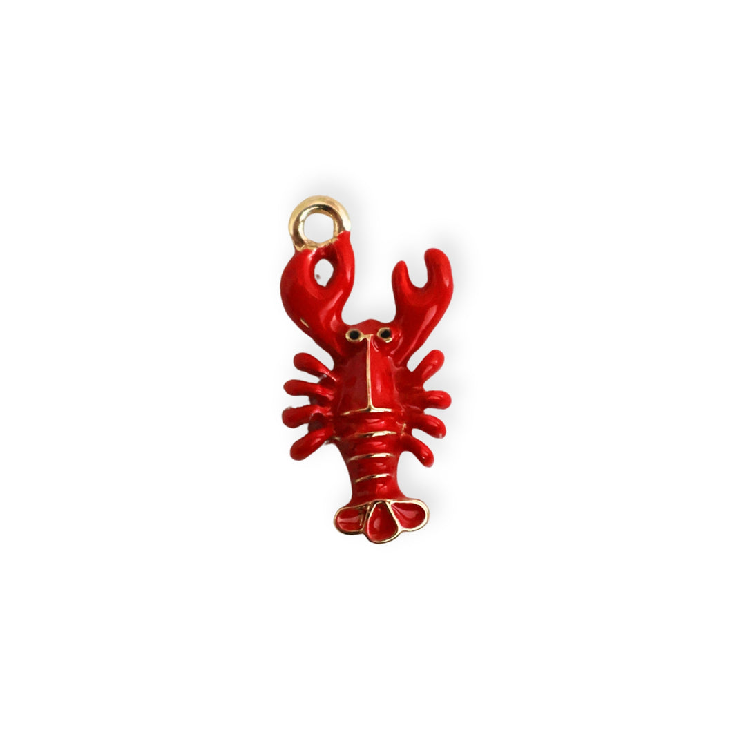 Dije de langosta de chapa de oro esmaltado en rojo sobre fondo blanco