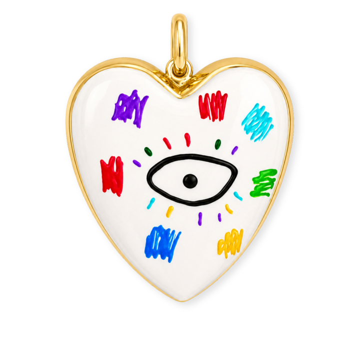 Dije grande de corazón esmaltado blanco con ojo central y detalles multicolor en chapa de oro. 
