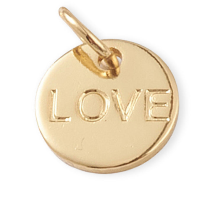 Dije dorado circular con la palabra Love grabada al centro sobre fondo blanco