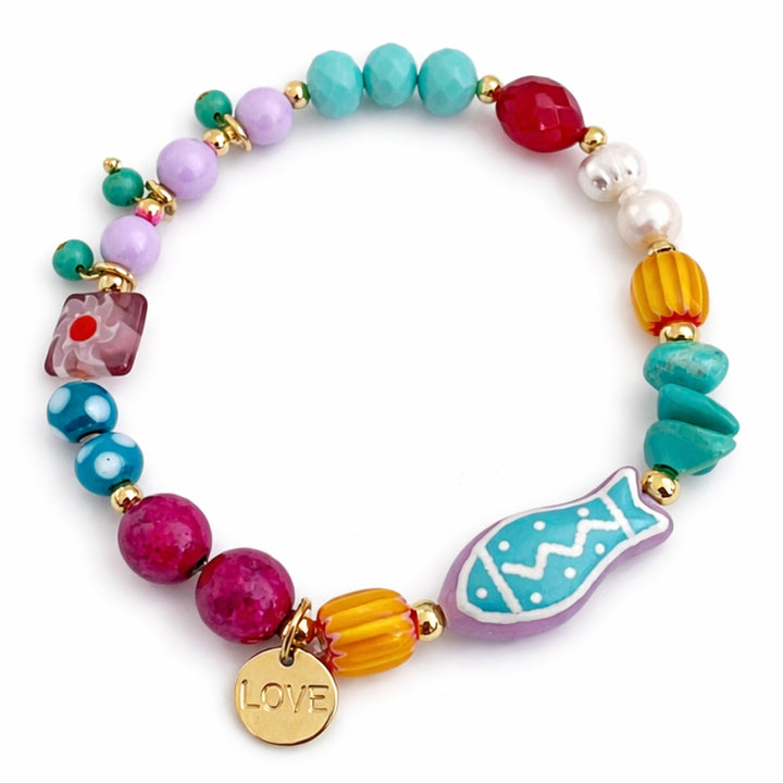 Brazalete marino con pez de murano, perla de río, piedras naturales y dije Love de chapa de oro