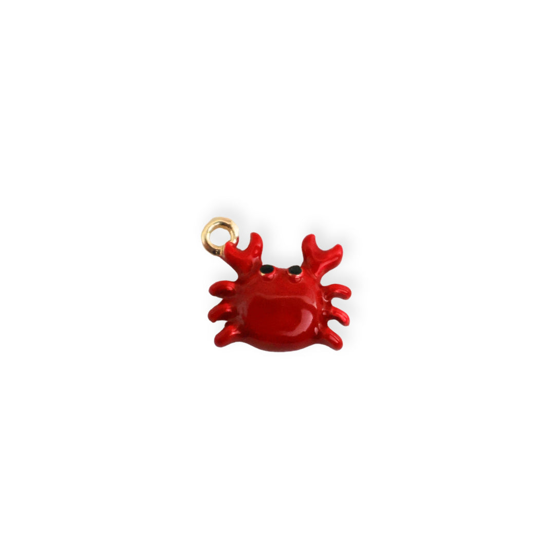 Dije de cangrejo en chapa de oro con esmalte rojo sobre fondo blanco