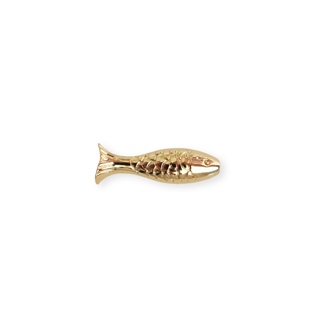 Separador en forma de pescado de chapa de oro sobre fondo blanco