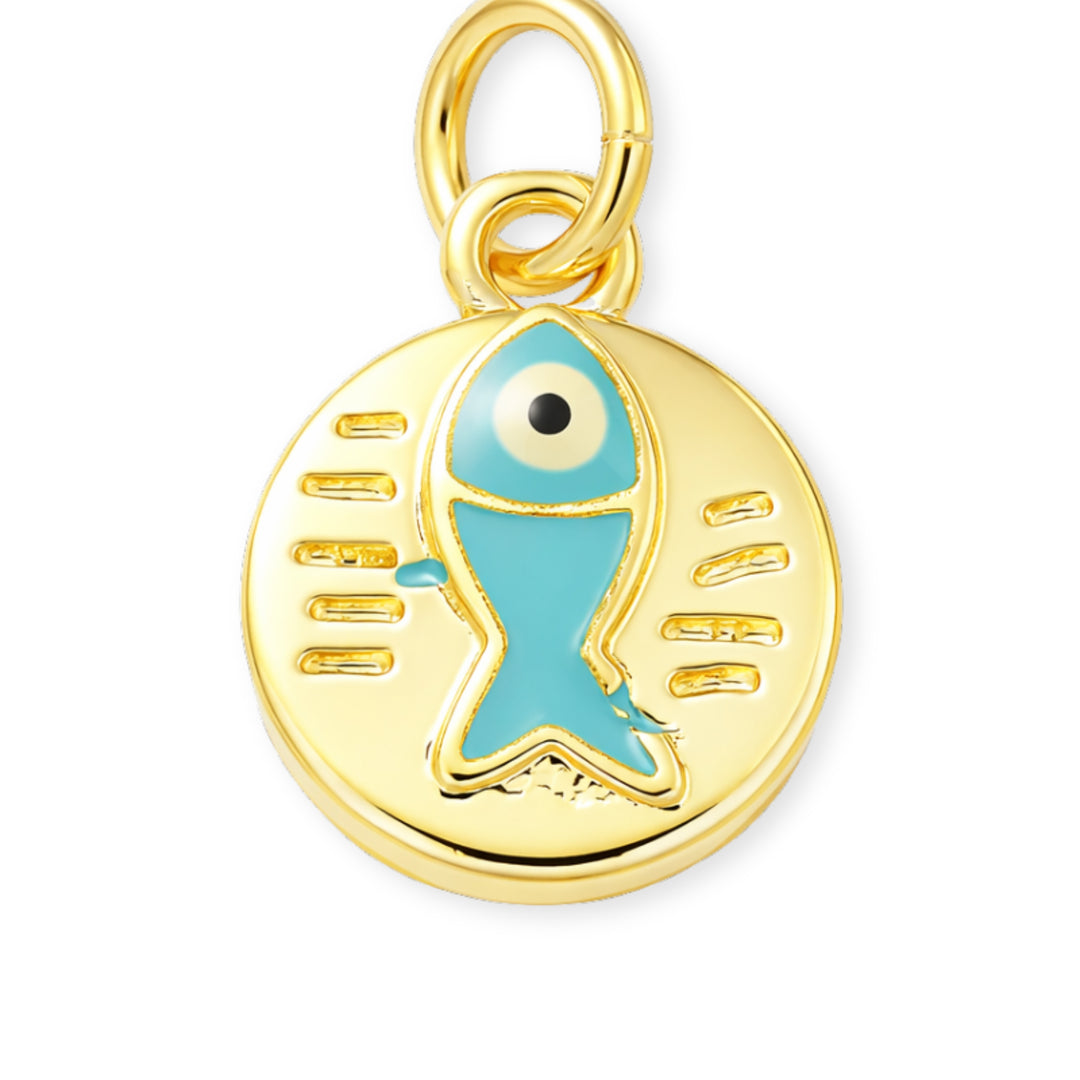 Dije circular de chapa de oro con pescado azul esmaltado sobre fondo blanco