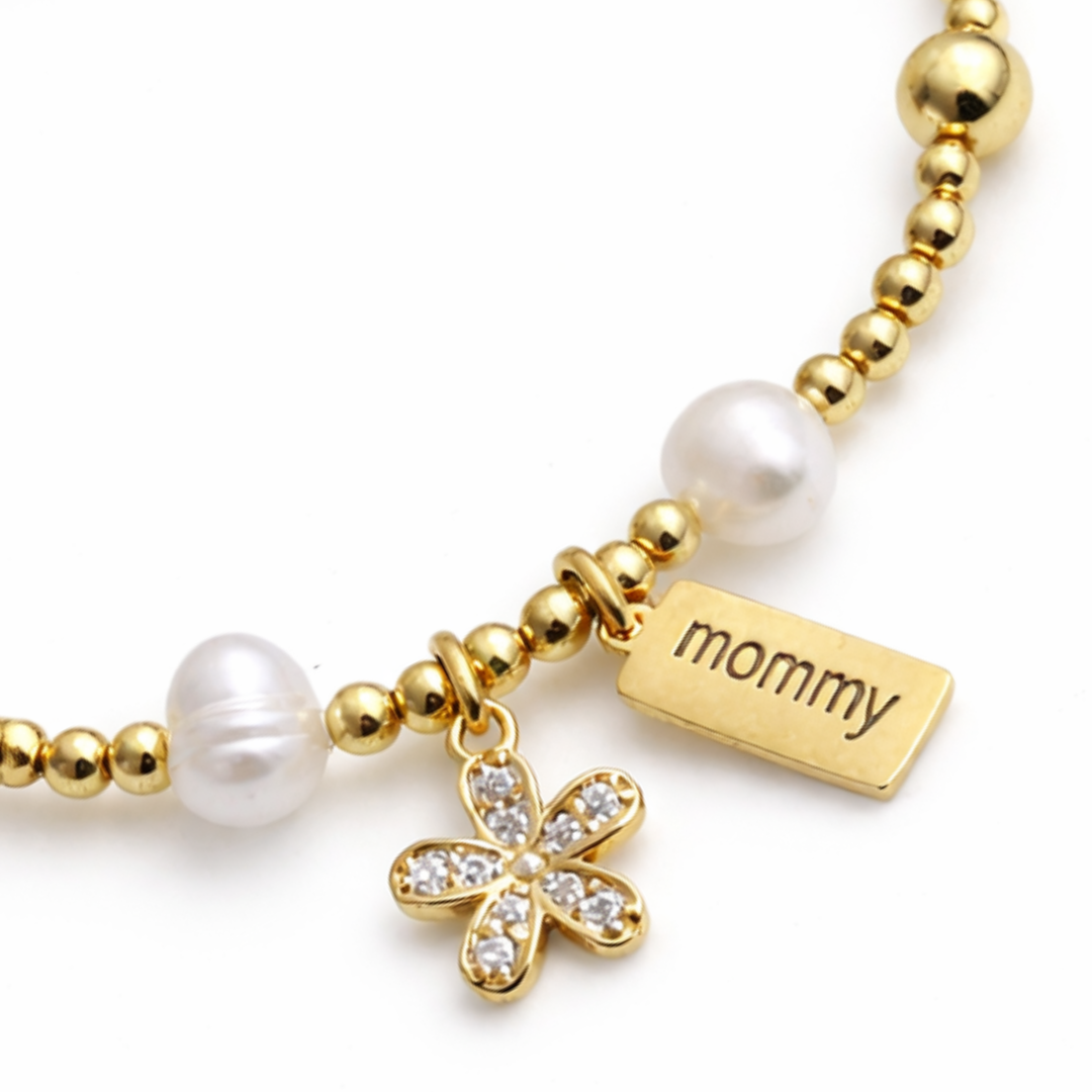 Brazalete Luzia con perla de río, dije Mommy y flor de chapa de oro con zirconia
