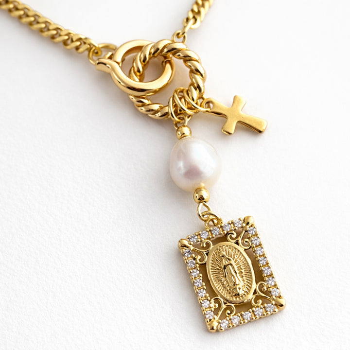 Collar religioso de chapa de oro con perla de río, cruz y Virgen con zirconia