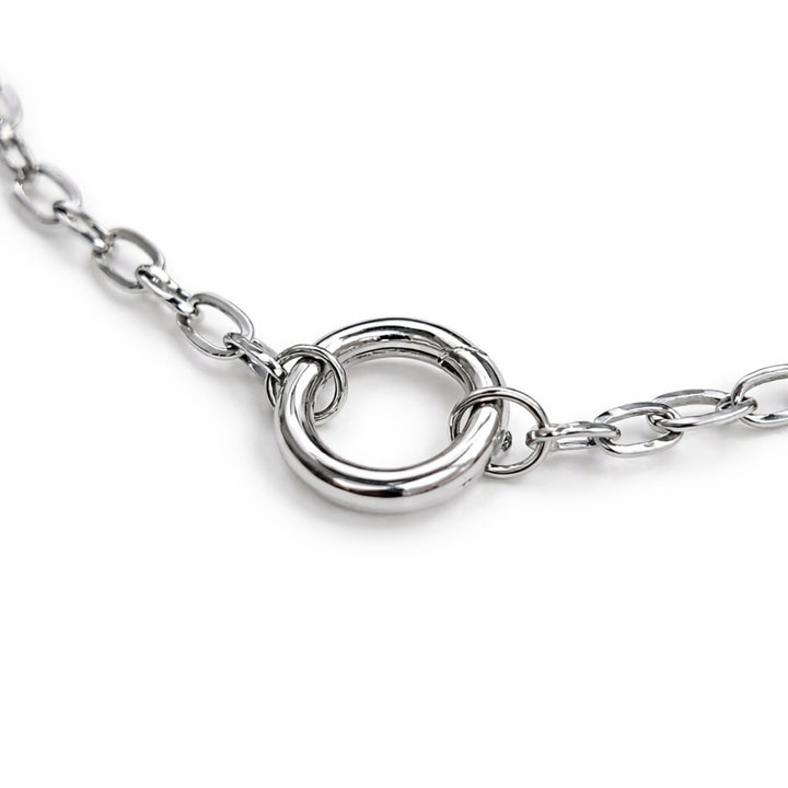Cadena plateada de acero inoxidable con broche circular de chapa de oro