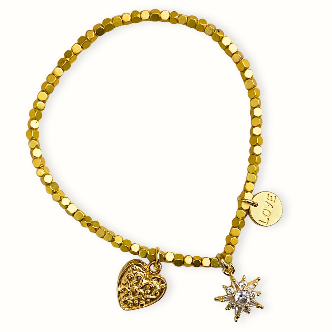 Brazalete de hematita con dijes de corazón, estrella y Love de chapa de oro