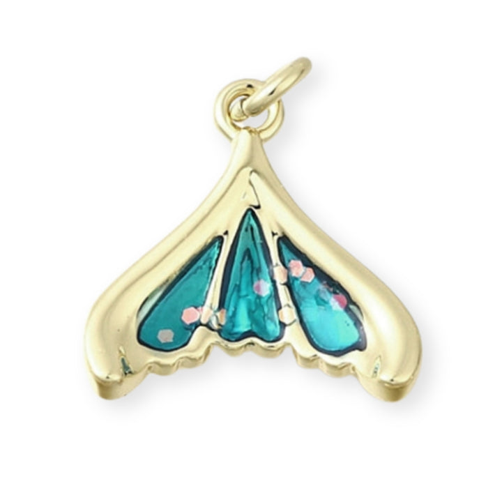 Dije en forma de aleta marina de chapa de oro esmaltado