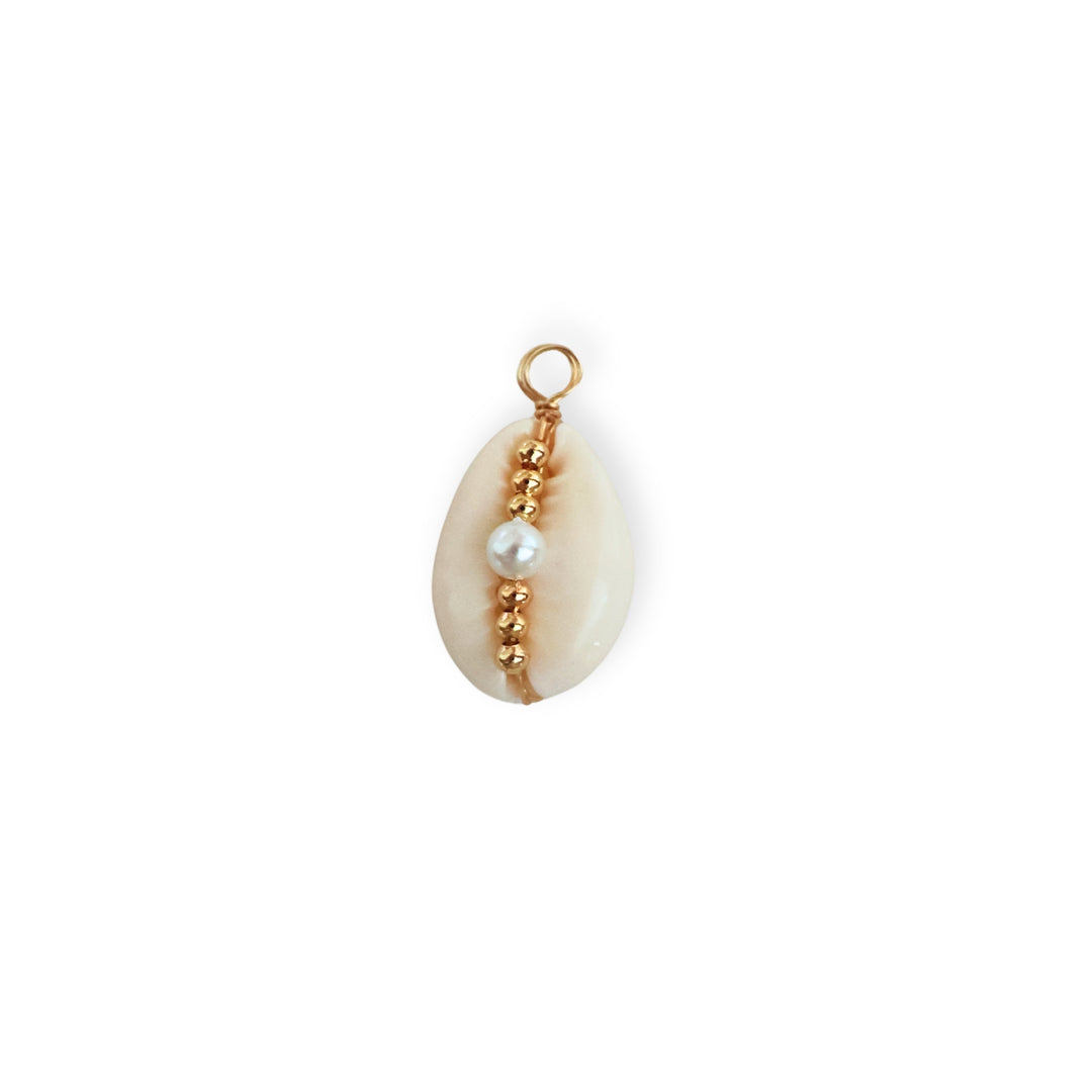 Dije en forma de caracol de concha con perla sintética y detalle dorado