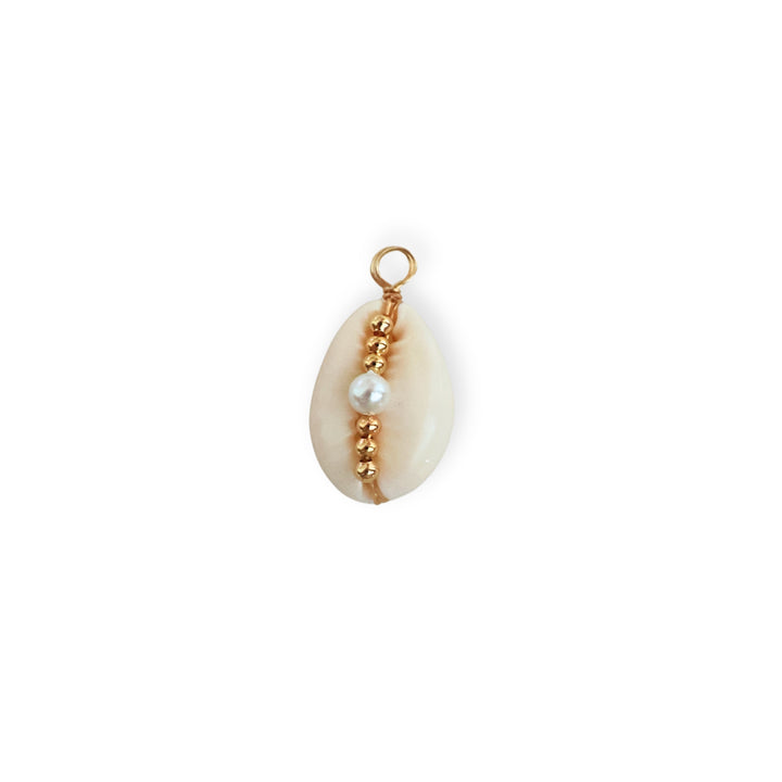 Dije en forma de caracol de concha con perla sintética y detalle dorado