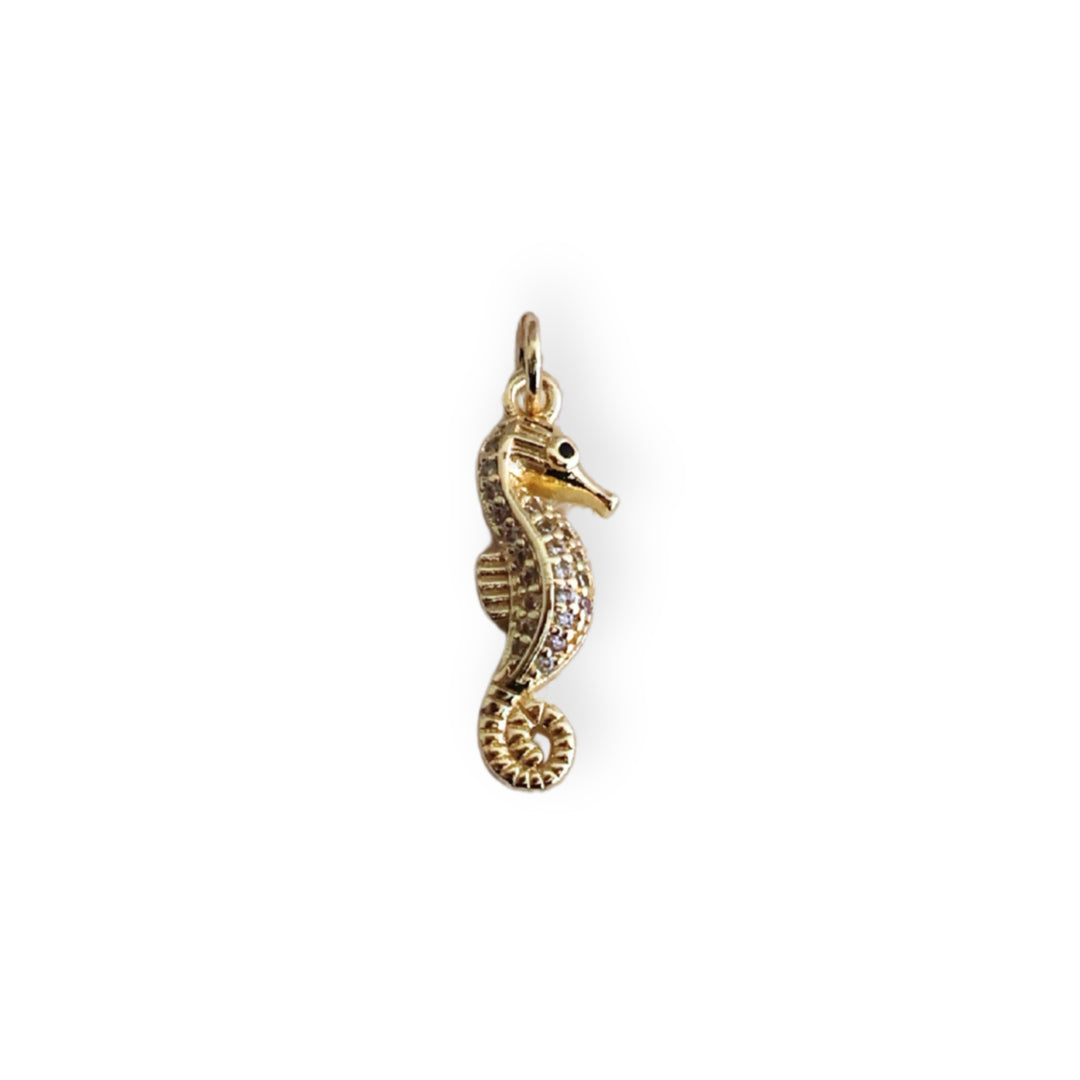 Dije caballito de mar dorado con zirconia en chapa de oro