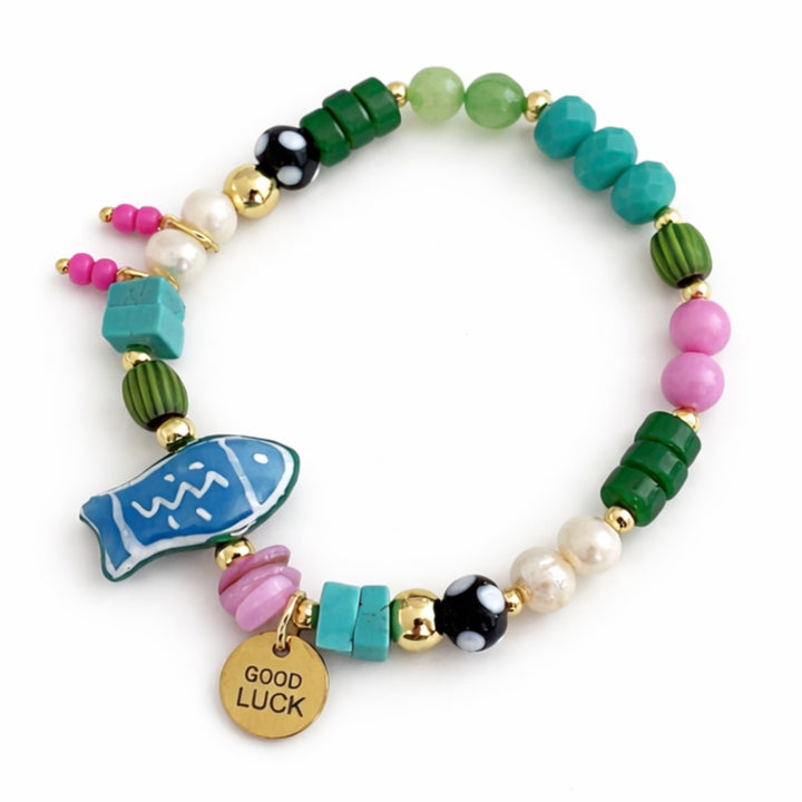 Brazalete marino con pez de cerámica, piedras naturales, perla de río y dije Good Luck
