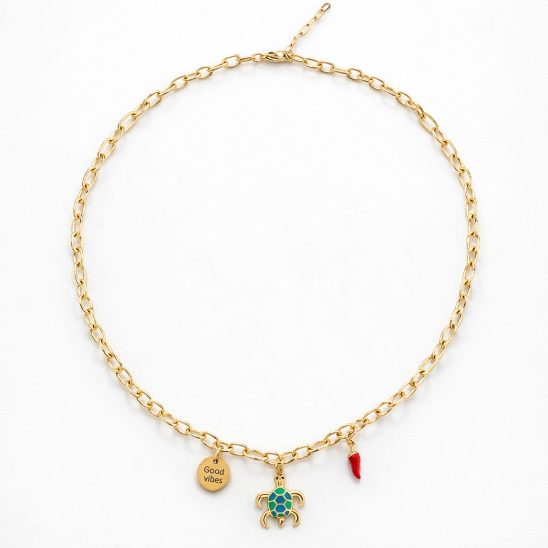 Collar marino de chapa de oro con tortuga, cornicello y dije Good Vibes
