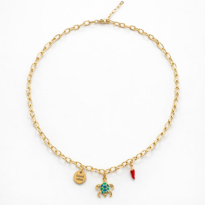 Collar marino de chapa de oro con tortuga, cornicello y dije Good Vibes