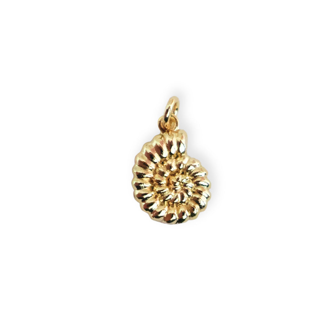 Dije en forma de caracol de chapa de oro sobre fondo blanco