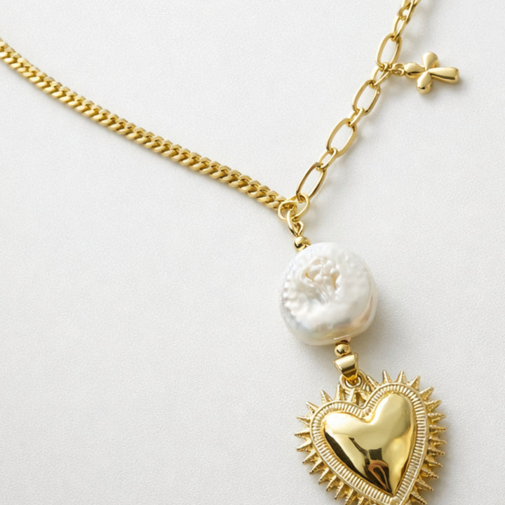 Collar religioso de chapa de oro con perla de río, Sagrado Corazón y cruz