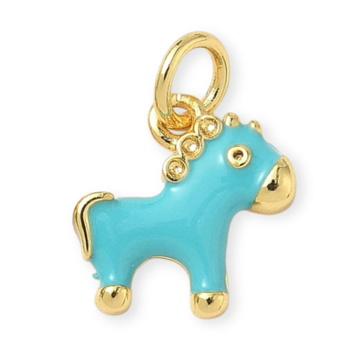 Dije caballo dorado esmaltado en colores sobre fondo blanco